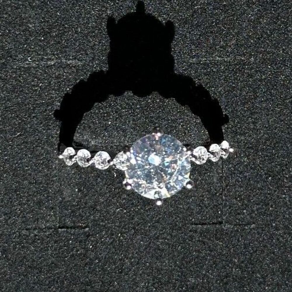 NWB Elegant Sparkling Round Crystal CZ White Gold Plated Clear Stone Ring Size 8